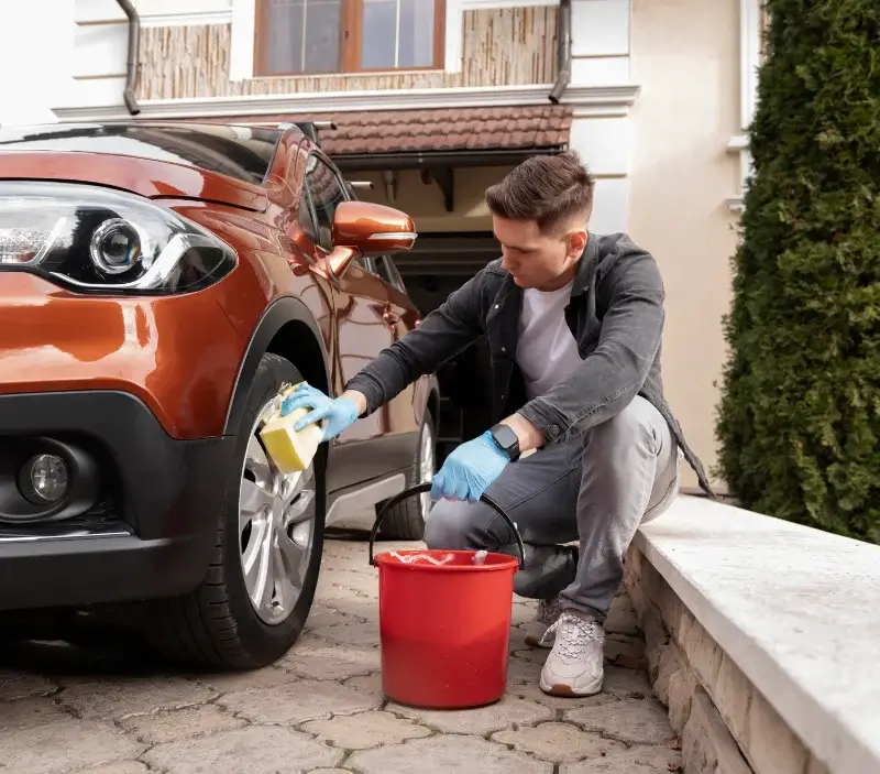 Lavage auto à domicile Migron : professionnel intervenant sur un véhicule
